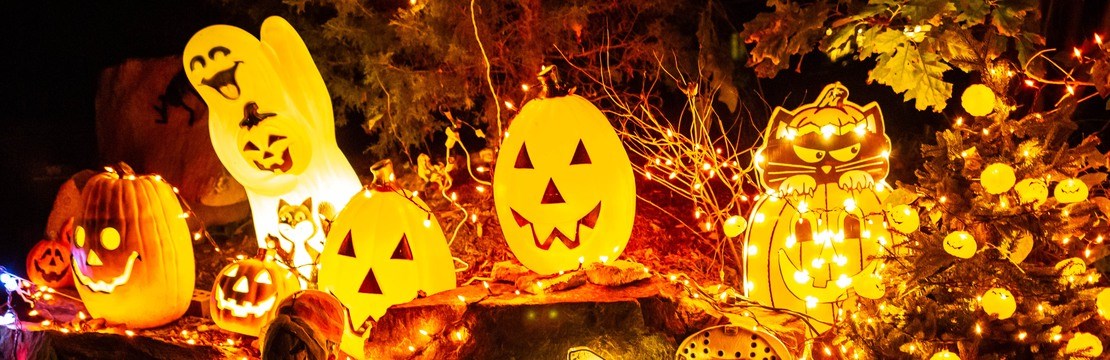 Lysande spöken och pumpor utomhus.