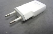 USB-laddare mot grå bakgrund