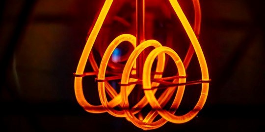 En lampa byggd av en ljusslinga.