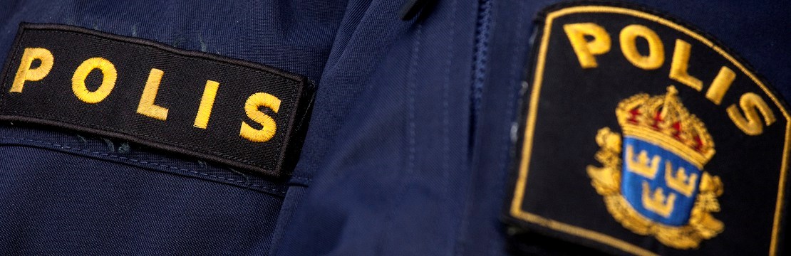 Svensk polisuniform i närbild. 