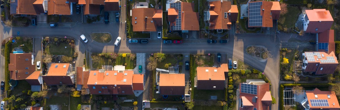 Solceller på hustak i ett villakvarter.