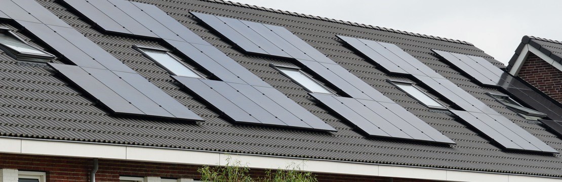 Radhus med solcellspaneler på taket.