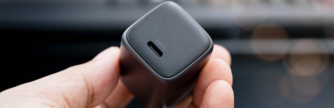 En adapter i en hand.