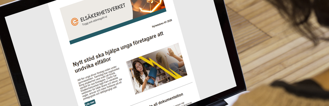 Kvinna läser nyhetsbrev på laptop.