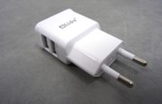 Vit USB-laddare med två USB-utgångar