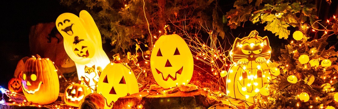 Lysande spöken och pumpor utomhus.