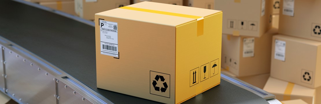 Postpaket på transportband.