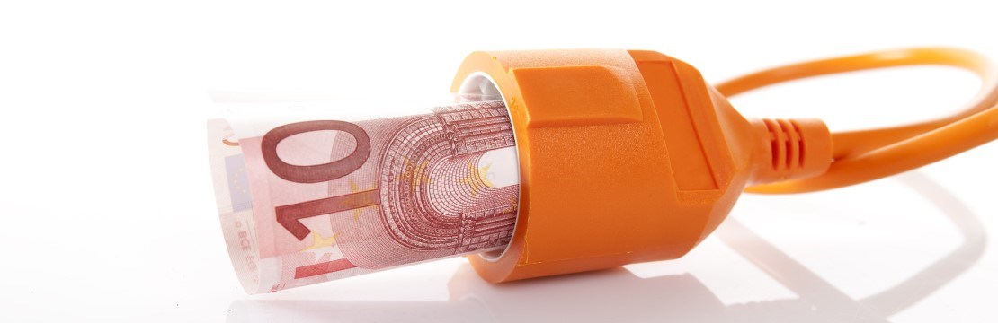 Elsladd med euro-sedlar i uttaget.