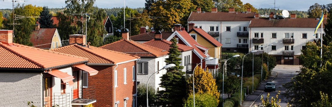 Hus på en gata.