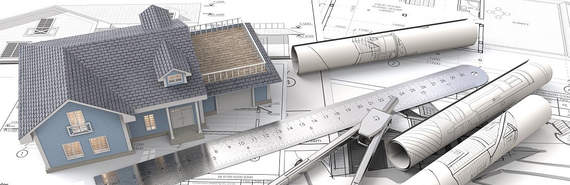 Planritning över hus med en liten modell av huset, linjal och passare.