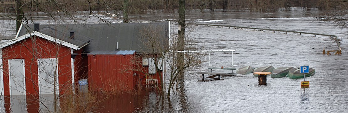 Hus som står delvis under vatten.