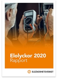Omslag till rapporten Elolyckor 2020 där en äldre man mäter spänningen i en elcentral.