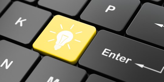 Tangentbord med gul tangent med glödlampa i mitten