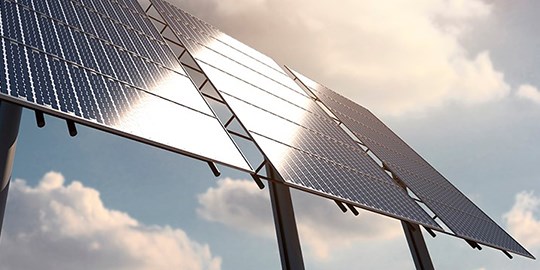 Solpaneler mot blå himmel