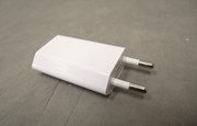 Vit USB-laddare