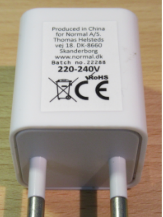 Märkning på vit USB-laddare