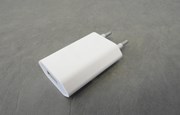 Vit USB-laddare