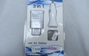 Vit usb-laddare i plastförpackning med usb-sladd och biladapter