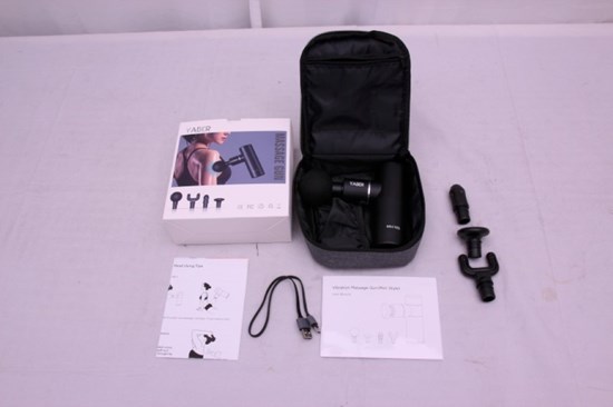 Svart låda med en svart massagepistol. Vit låda med en bild på massagepistol, bruksanvisning och en svart usb-kabel