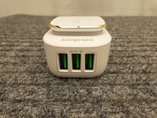 Vit nattlampa sedd framifrån med tre usb-uttag
