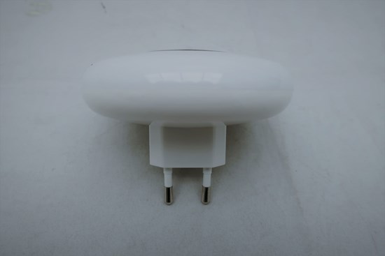 Stickpropp på vit nattlampa i plast