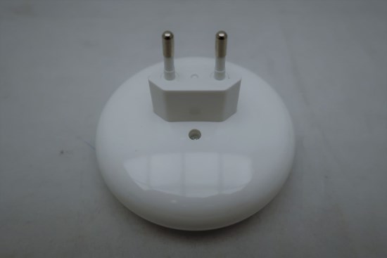 Stickpropp på vit nattlampa i plast
