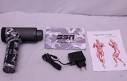 camoflage-färgad massagepistol med svart adapter och en manual