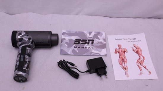 camoflage-färgad massagepistol med svart adapter och en manual