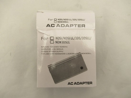 Vit förpackning med text AC Adapter