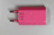 Rosa USB-laddare uppifrån där CE-märkningen syns