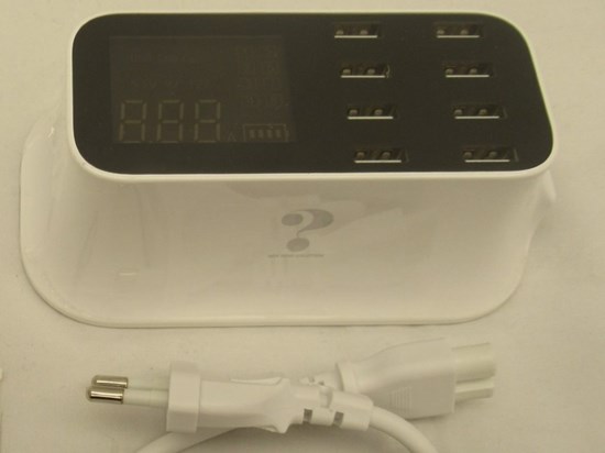 svart USB-laddare med 8 portar samt en vit sladd