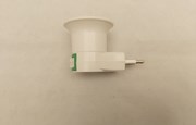 Armatur i vit plast sedd från sidan. Stift för uttag åt höger och grönmarkering runt av/på-knapp