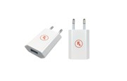 Vit USB-adapter med ett märke bestående av en röd ring och bokstäverna FL