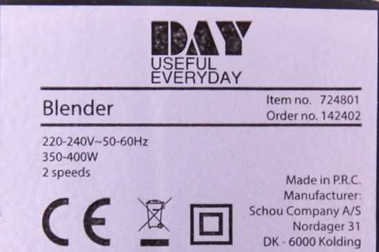 Märkningsettikett med information om item no, volt, vatt, CE-mä'rke och tillverketare