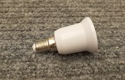 Sockeladapter i vit plast sedd från sidan. Gänga i botten som är silverfärgad