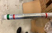 Silverfärgad märkningsettikett fäst på ett LEDlysrör. Produktinformation: LED lysrör T5 1500mm. Information om tillverkare, importör, artikelnr, inspänning, effekt och kelvin.