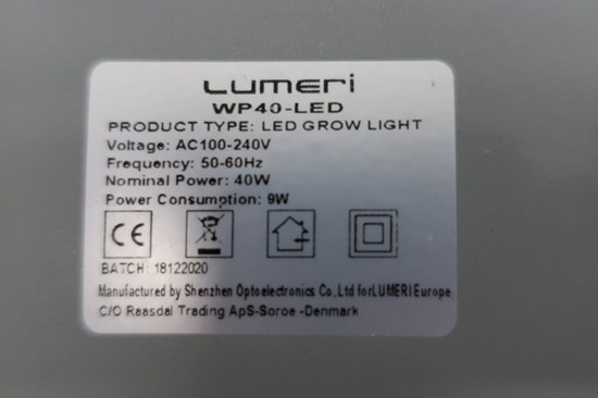 Märkningsetikett. Med texten Lumeri, WP40-LED längst upp. Teknisk märkning och fyra olika sympboler.