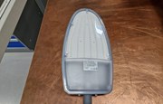Grån lampa liggande på bänkskiva.