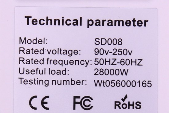 Vit märketikett med texten Technical parameter samt annan märkningsinformation och CE-märke