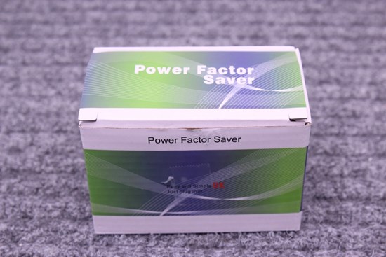 Rektangulär förpackning som är grön, vit och blå. Märkt med texten power factor saver