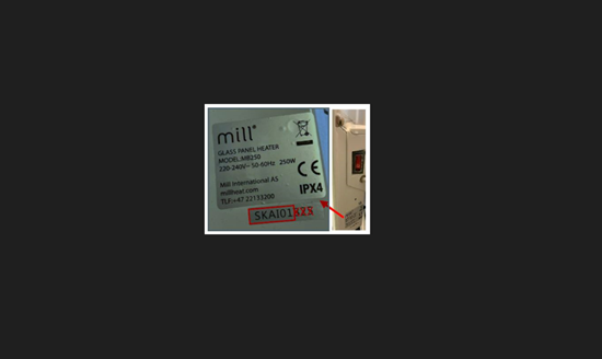 Silverfärgad märkningslapp med MILL och en röd pil som visar produktens serienummer