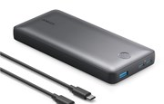 Svart Powerbank/laddningsbart portabelt batteri med USB-C kabel bredvid mot vit bakgrund. Varumärket Anker tryckt på ovansidan produkten. 