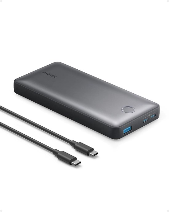 Svart Powerbank/laddningsbart portabelt batteri med USB-C kabel bredvid mot vit bakgrund. Varumärket Anker tryckt på ovansidan produkten. 