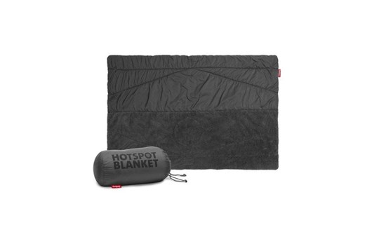 Svart filt, med svart fodral märkt med texten Hotspot blanket