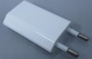 Vit usb-laddare.