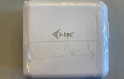 USB-laddare vit med märkning i-tec.