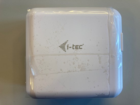 USB-laddare vit med märkning i-tec.