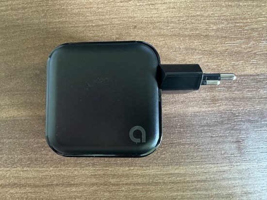 Svart usb-laddare märke andersson.