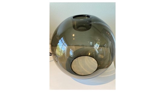 Lampa mot vit bakgrund.