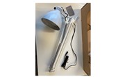 Lampa liggande på skrivbord.